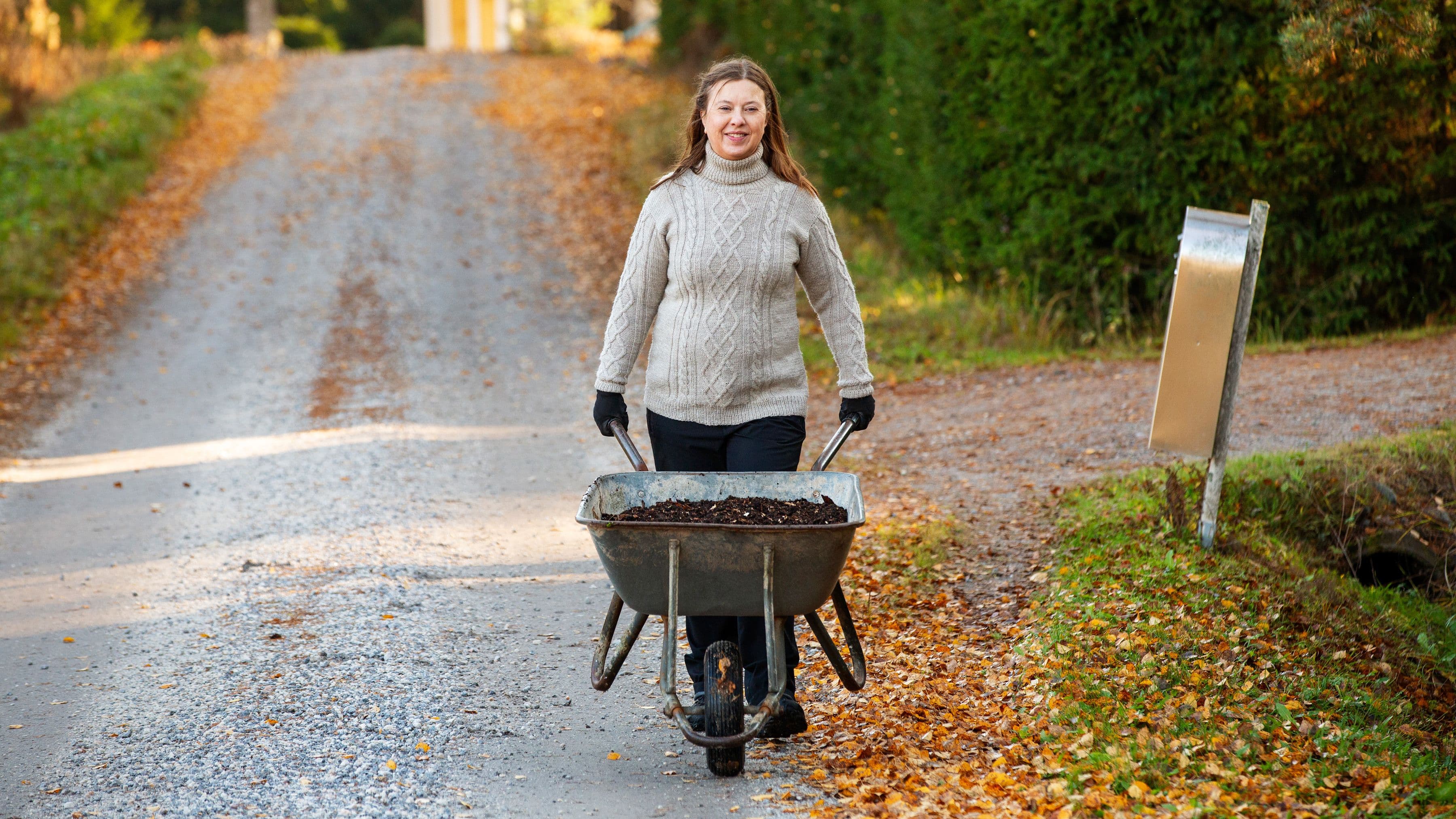 en kvinna med en skottkärra