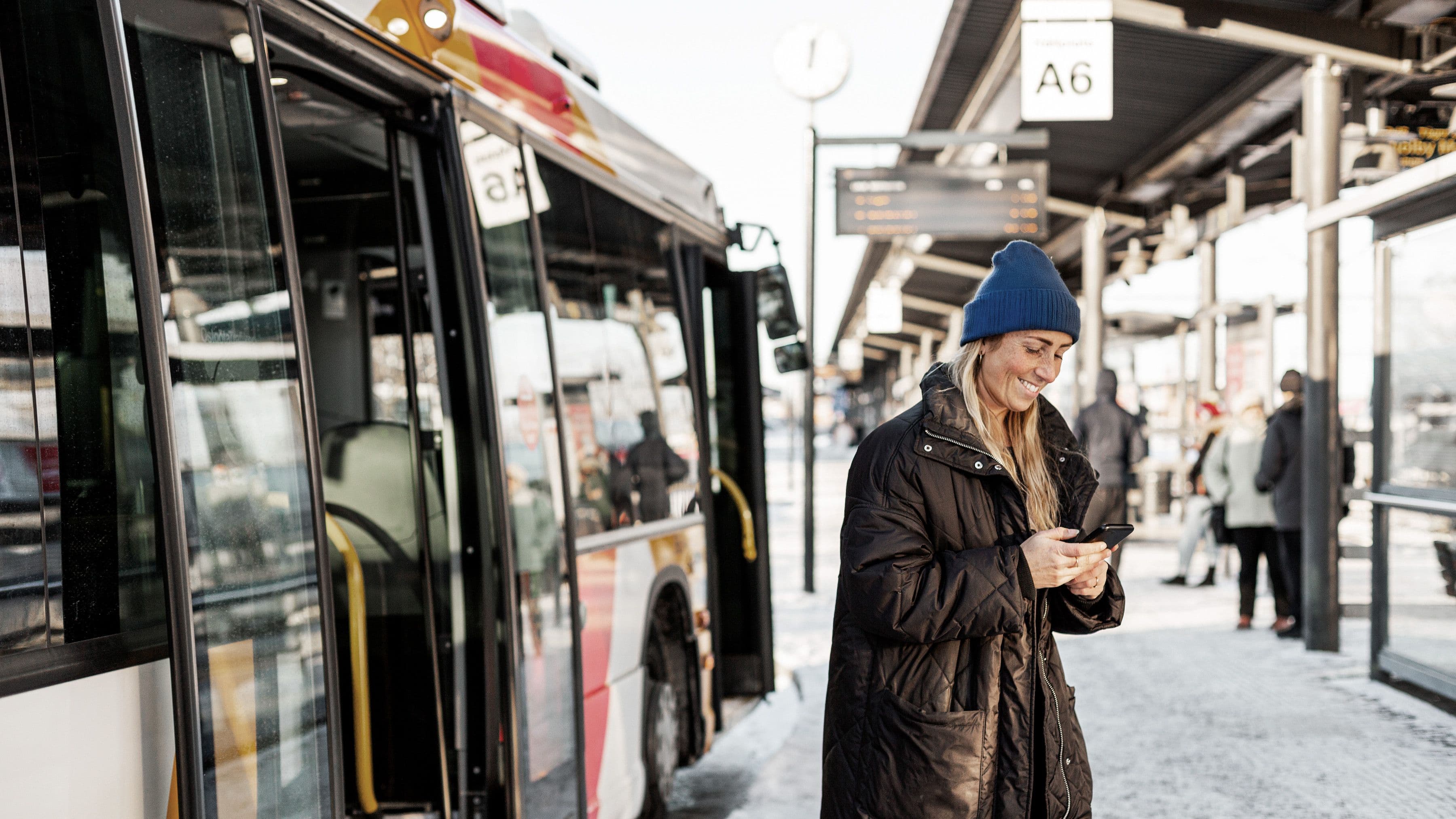 kvinna stiger av buss