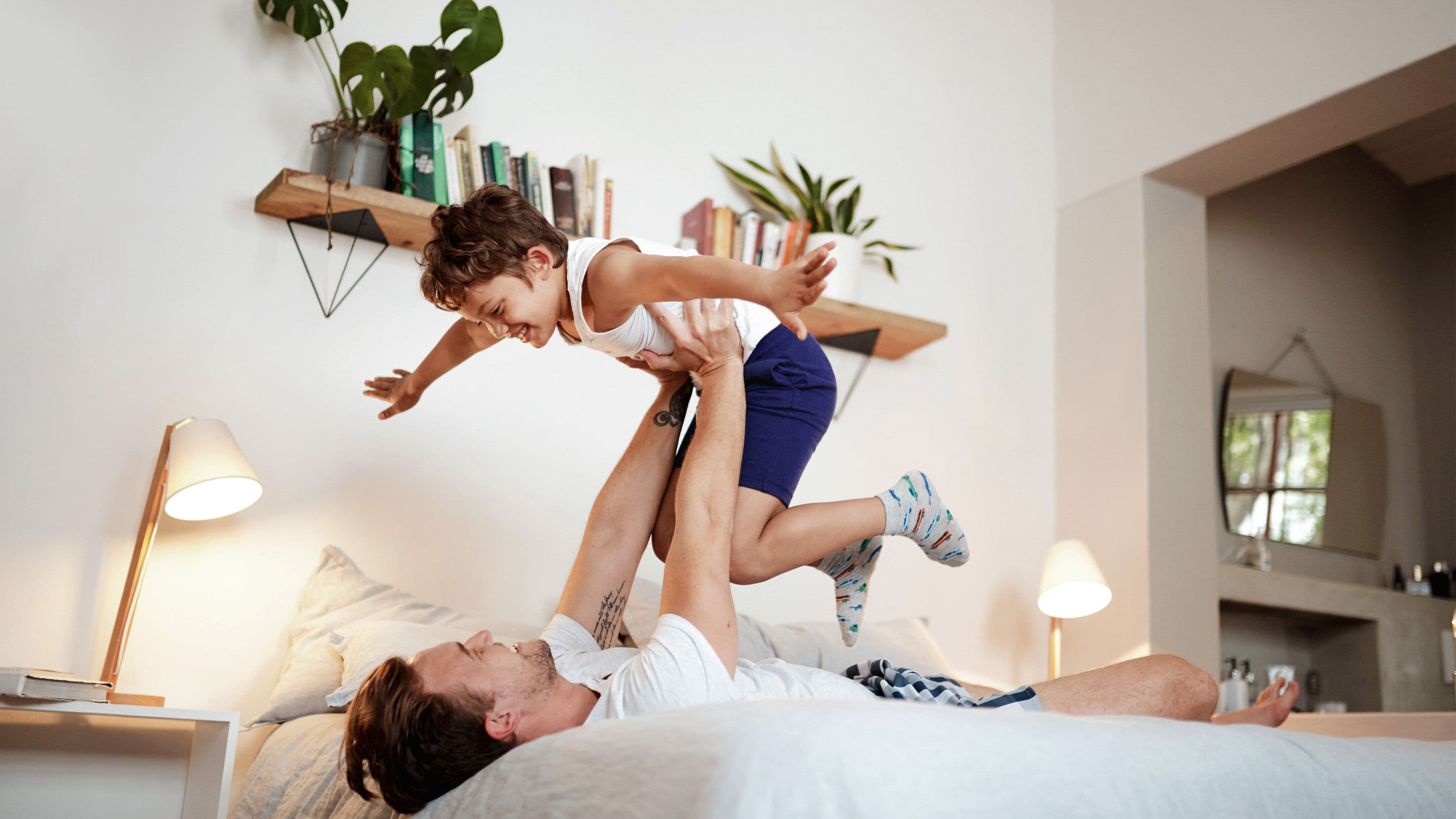 pappa höjer barn upp i luften.jpg